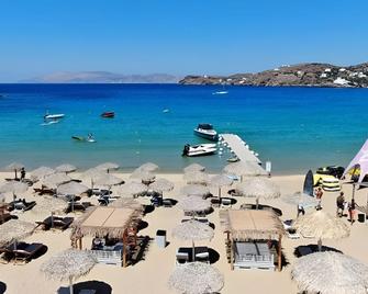 Farout Beachclub - Rooms & Camping - Mylopotas - Playa