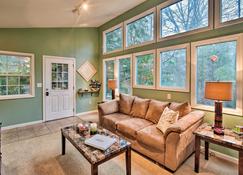 Artists Mtn Retreat 6 Mi to Downtown Asheville! - Asheville - Living room
