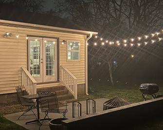 Bungalow Retreat - Pet Friendly - Historic Home in Huntersville - Huntersville - Patio
