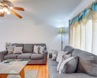 Glendale Heights Home with Office and Backyard! - Glendale Heights - Living room