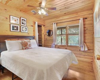 Hill Country Log Cabin Near Wimberley | Hot Tub, Fire Pit & Scenic Views - Wimberley - Bedroom