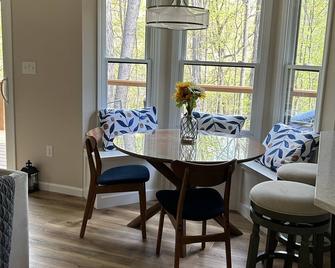 Quiet retreat nestled in the woods. - Martinsville - Їдальня