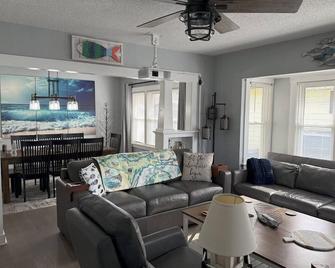 Nautical 4 Bdm 2 Bath Home in Heart of Rogers City - Rogers City - Sala de estar