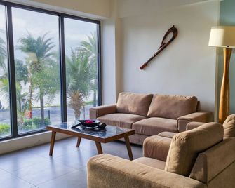 Ramada Suites By Wyndham Seafront Coral Coast - Korotogo - Living room