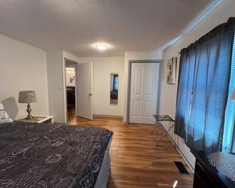 Times of Refreshing in the beauty of the Alleghany Mountains awaits you! - Hot Springs - Bedroom