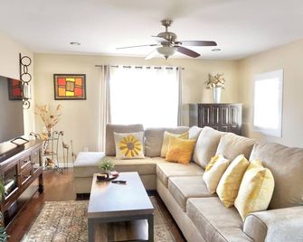 Charming Craftsman Retreat: 3BR Home w/ Pool & Jacuzzi – Your Perfect Getaway! - Bonita - Living room