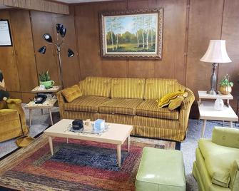 Retro 70's house, Mid Ohio Sportscar course, \n, Shawshank, Mohican - Mansfield - Living room