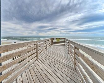 Chic Oceanfront North Topsail Beach Condo w/ Deck - North Topsail Beach - Balcony