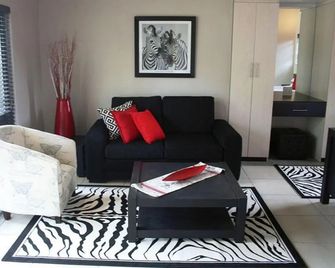 Arotin Game Lodge - Brits - Living room