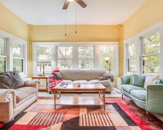 Eau Claire Retreat Close to Chippewa Riverfront! - Eau Claire - Living room