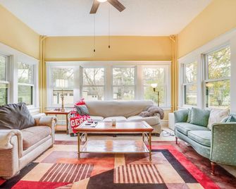 Eau Claire Retreat Close to Campus and Dtwn! - Eau Claire - Living room