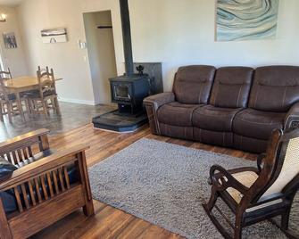 7 minutes to Silverwood 3-bedroom cottage AC, WiFi, Hot Tub, Pool Table - Athol - Living room