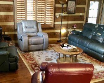 LakeFront Cabin Private Dock ez access nr Smoky Mtn dates avail - Dandridge - Living room