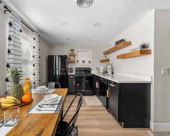 NEW! Clearwater Gem, 10 Min to Beach, 2 Min to Downtown Dunedin, King Bed - Clearwater - Cocina