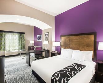 La Quinta Inn & Suites by Wyndham Baton Rouge Denham Springs - באטון רוז' - חדר שינה