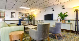 Quality Inn & Suites - Salina - Lounge