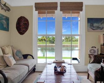 3 Bed 3 Bath Waterfront House located in Schooner Bay, Abaco - Crossing Rocks - Salon