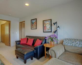 13 Lodge - Hood River - Living room