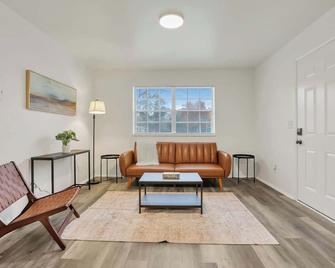 The Gahanna Getaway - Gahanna - Living room