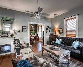 Barons CreekSide - Fredericksburg - Living room