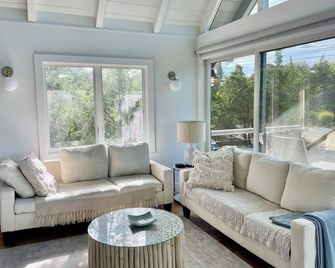 Adorable 3-bedroom cottage on magical Gerard Drive in East Hampton - East Hampton - Living room