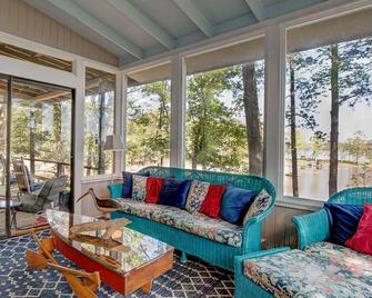 Quick Retreat- Lakefront lot, for family getaway, water activities or fishing! - Ridgeway - Living room