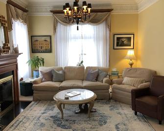 Elegant 2 Bedroom Suite in Historic Zippo Mansion - Bradford - Living room