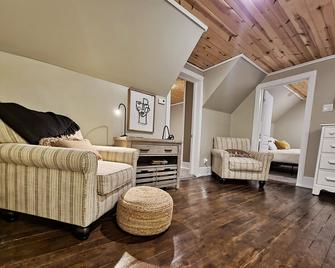 Charming Cottage! - 3 Bedrooms, 4 Beds, 2 Full Baths, 6 Adults - Two Harbors - Wohnzimmer