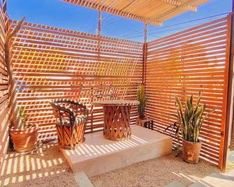 Hotel Perro Surfero - Todos Santos - Patio