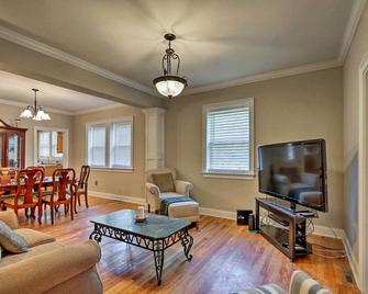 Spacious Mount Pleasant Home 5 Mi to Beach - Mount Pleasant - Living room