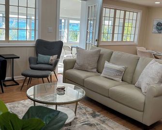 Charming 3-bedroom in welcoming Saratoga Springs - Saratoga Springs - Living room