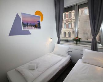 5 rooms, up to 11 persons, luxuriously furnished, \'Iris5\' - Berlin - Bedroom