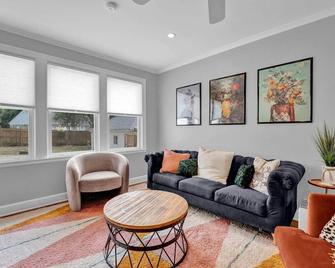 High Point Terrace Bungalow - Memphis - Living room