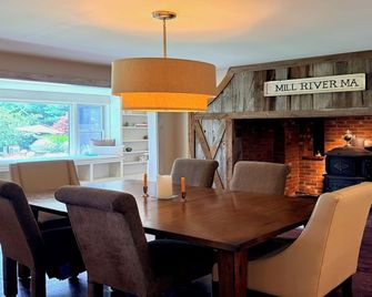Heated Pool (closes 10/13) Sun Room, Privacy! - New Marlborough - Comedor