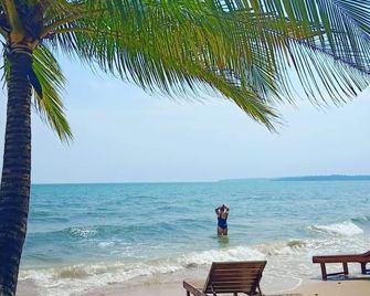 Palm Beach Bungalow Resort - Koh Rong - Beach
