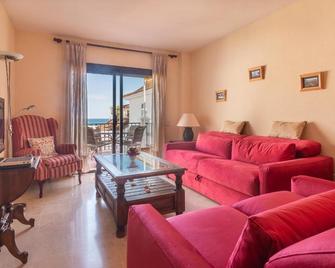 2233-Lovely 2 bedrooms on the beach, pool and port - Manilva - Sala de estar