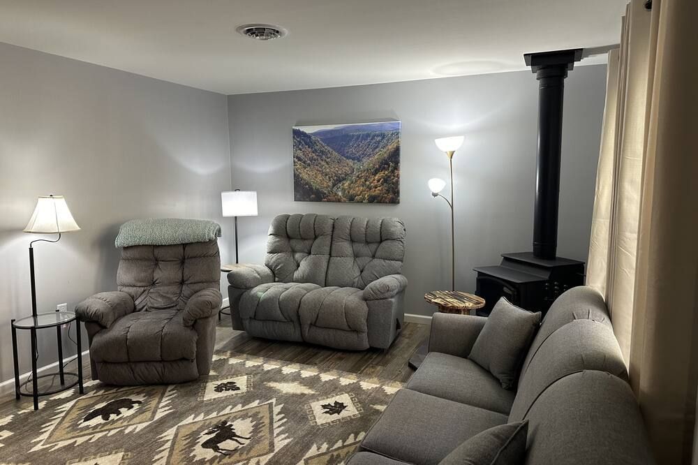 Secluded mountain home on over 10 wooded acres, modern, WiFi and pet friendly!