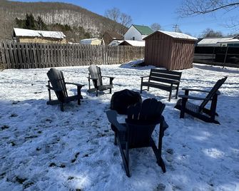 -Rare- In-Village Rental! 4-Bedrooms W Hot Tub & Ac - Ellicottville - Patio