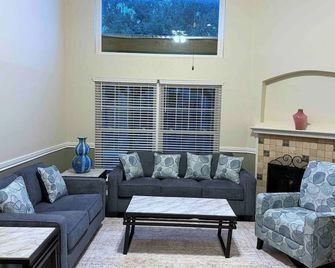 Cozy Family Getaway w/ Pool Near Lake Lewisville - Lake Dallas - Living room