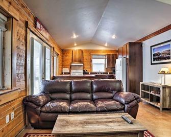 Cozy Teton Valley Escape: Pet Friendly w/ a Fee! - Driggs - Living room