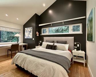 Coast modern coach house , separate cottage on 1,2 acer with ocean view - Bowen Island - Bedroom