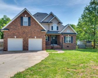 Boat, Fish & Hike: Home w/ Deck in Mooresville! - Mooresville - Building