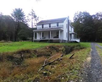 Peaceful Country Farmhouse Located in a Private Nature Setting - Elysburg - Edificio