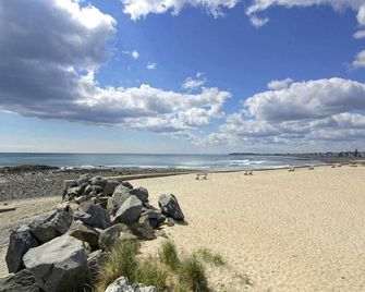 Oceanside Motel Room! The best surfing on the coast! - Hampton - Plaża