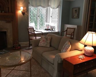 Fantastic home with pool/spa in lovely Darien, available July 13 - August 3 - Darien - Living room