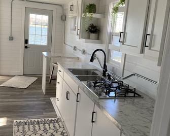 Steps Away From The Lake! - Glenwood - Кухня