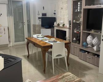 A few km from beaches and the center of Monopoli, detached villa. - Rutigliano - Comedor