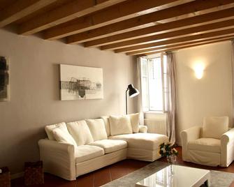 centro storico - deluxe flat parking&big terrace - Udine - Wohnzimmer