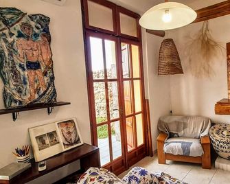 The cottage on the beach, 10 mt from the sea, private parking space - Putzu Idu - Wohnzimmer
