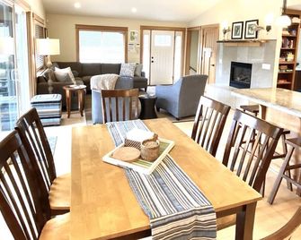 Neskowin Village Beach House 2 Blocks To Beach Access- Pet Friendly-Fire Pit - Neskowin - Comedor